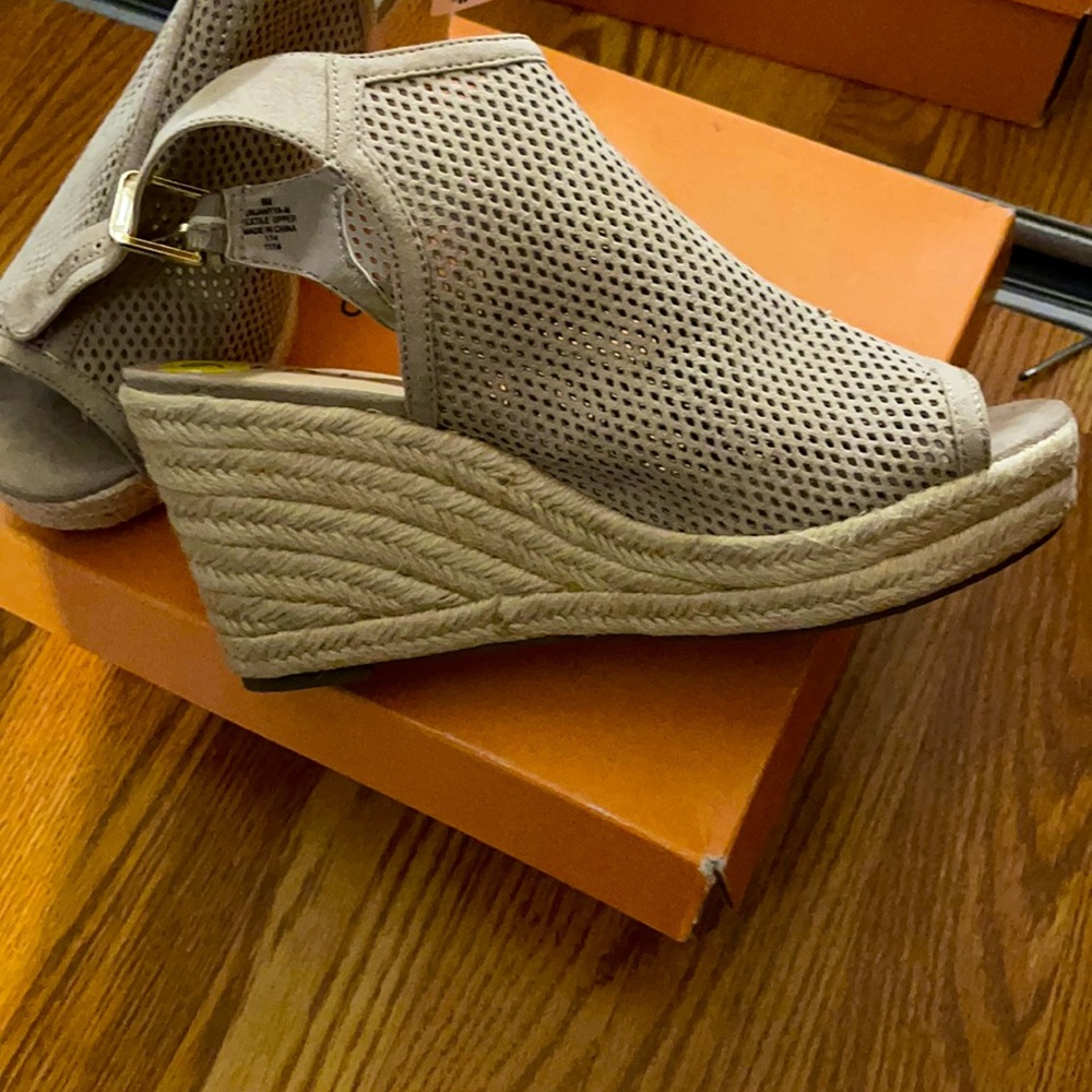 UNISA unJANYYA-M size 9 taupe fabric